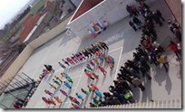 0 Los alumnos en el patio de recreo del CEIP ‘Maestro Navas’ de Aldea del Rey preparandose para el desfile