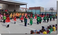 0 Los alumnos en el patio de recreo del CEIP ‘Maestro Navas’ de Aldea del Rey preparandose para el desfile3