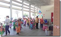 0 Los alumnos en el patio de recreo del CEIP ‘Maestro Navas’ de Aldea del Rey preparandose para el desfile4