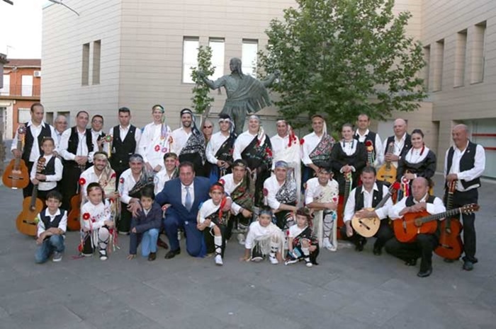 Corpus, foto grupo alcalde, danzantes y miembros de la rondalla