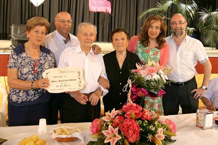 0 En el centro, Ángel y su esposa, junto a sus hijos, la alcaldesa y la presidenta del Consejo de Mayores