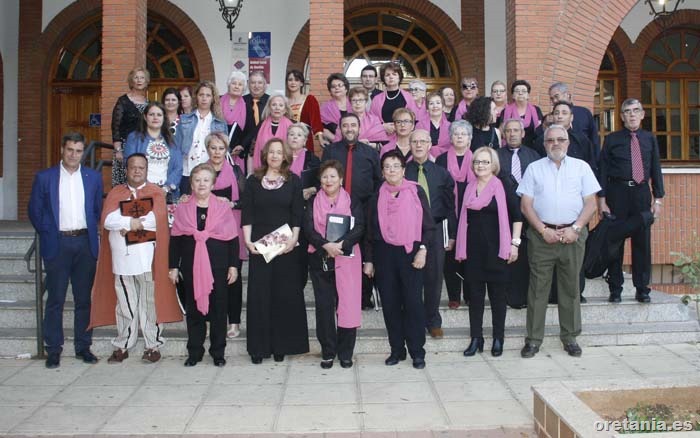 0 Foto de familia de autoridades, pregonero y participantes en la inauguraci&oacute;n de las jornadas