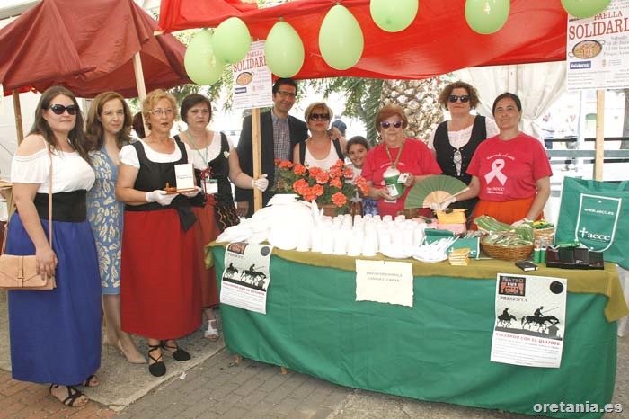 0 Fotograf&iacute;a de ambos responsables con voluntarios de la AECC de Argamasilla de Calatrava