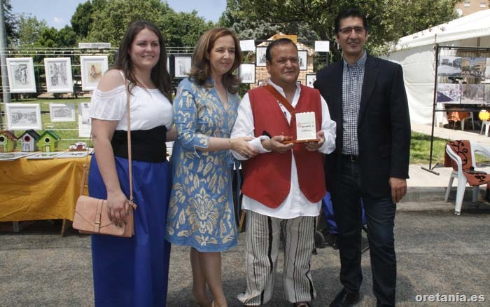 0 Jacinta Monroy, Jos&eacute; Manuel Caballero y Estela Cespedes junto al pregonero de las fiestas Matias Gil