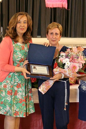 0 La viuda de Pedro Campos, recibiendo la placa de homenaje póstumo