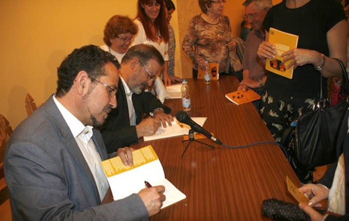 0 Luis Díaz-Cacho y Nemesio de Lara firmando ejemplares de su libro