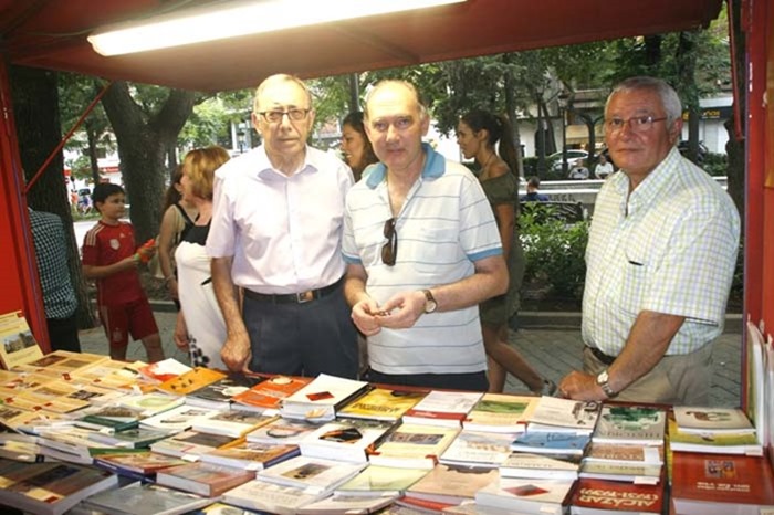 0 Manuel Ciudad y Andrés Mejia atendieron en la caseta roja de La Tienda de los Libros a sus lectores