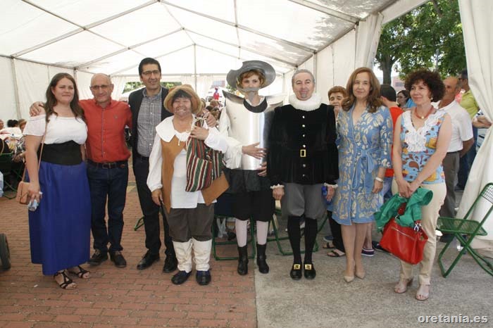 0 Presidente de diputación junto a los alcaldes de Corral y Argamasilla, posando con Quijote, Sancho y Cervantes