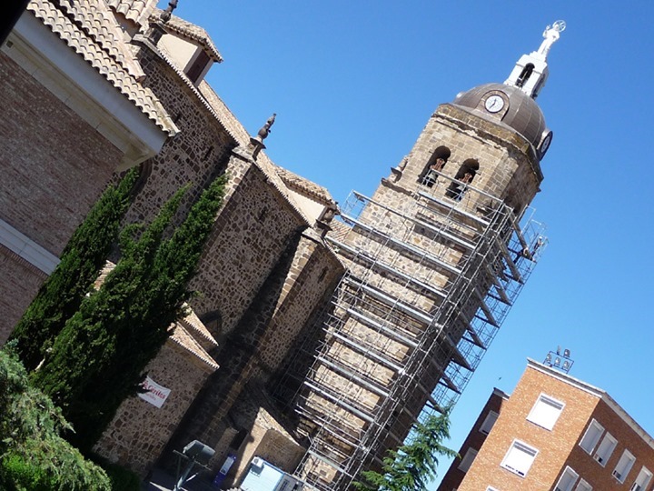La reparación de cornisas cubre de andamios la torre de la Parroquia de la Asunción de Puertollano