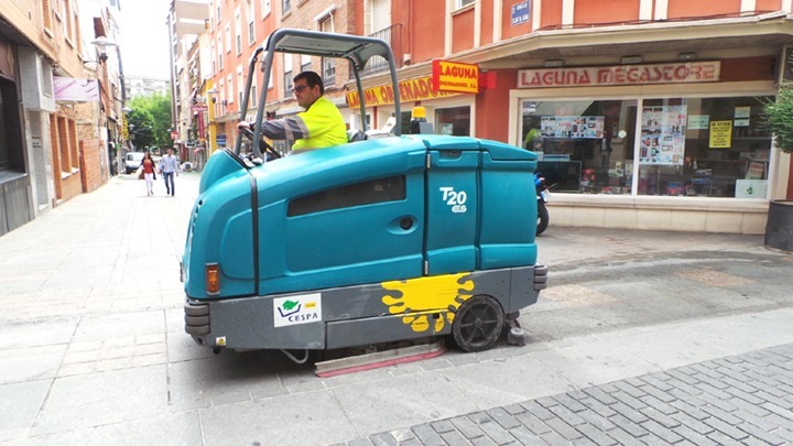 Más maquinaria y trabajadores para un Puertollano más limpio durante el verano
