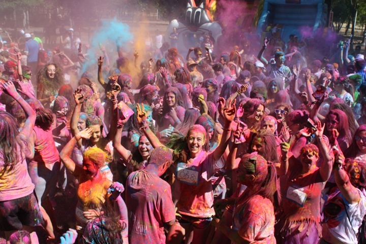 Explosión multicolor y de espuma para los cuatrocientos participantes de la Carrera del Agua de Puertollano