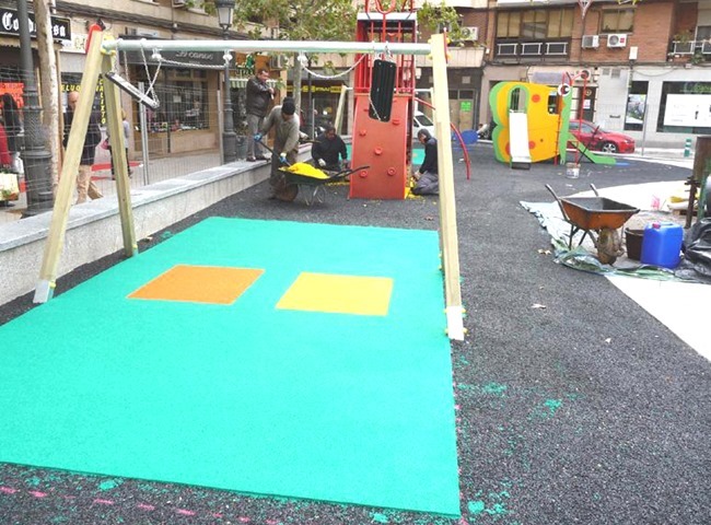 El Ayuntamiento de Puertollano gasta 9.801 euros en más caucho en parques infantiles y 8.000 euros en la compra de nuevos bancos
