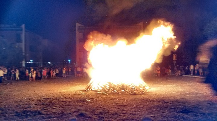 Noche mágica de fuego y deseos en la festividad de San Juan en Puertollano