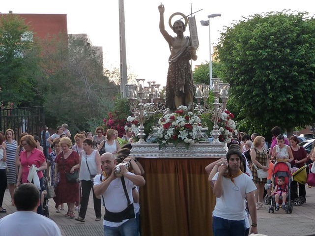 Los anderos de San Juan llevan la devoción de un barrio por su patrón