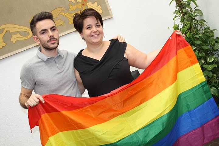 Pequeños grandes gestos en la jornada reivindicativa del colectivo de gays y lesbianas de Puertollano