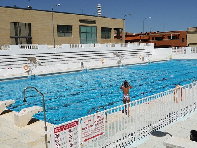 Un millar de bañistas en el primer fin de semana de apertura de la piscina municipal de Puertollano