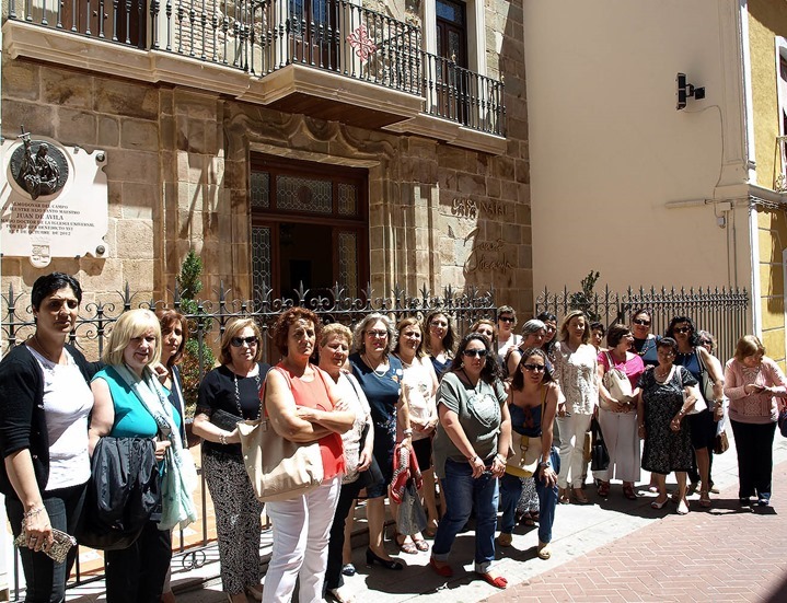 A las puertas de la Casa Natal de san Juan de Ávila.