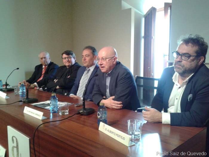 Antonio Carrasco (centro) habla de la novela