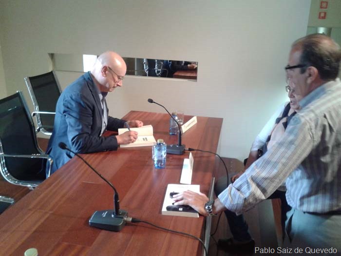 Antonio Carrasco dedica un ejemplar de la novela