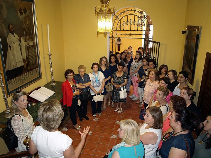 Atendiendo las explicaciones de una de las guías de 'Vocatio'.