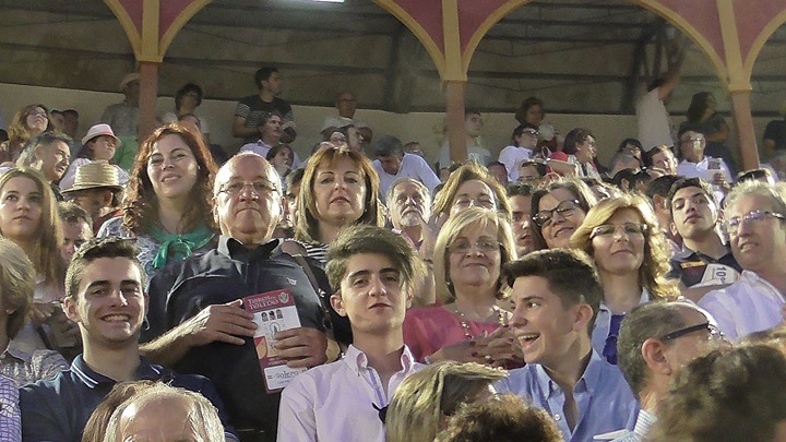 Carmelo García, junto a otros miembros del Club en el coso toledano