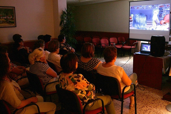 Contemplando la película introductoria