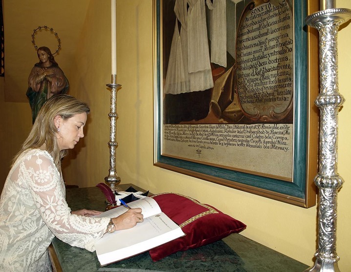 Lola Merino, firmando el libro de visitas.