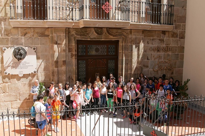 Los estudiantes puertollanenses, a las puertas de la Casa Natal de san Juan de Ávila