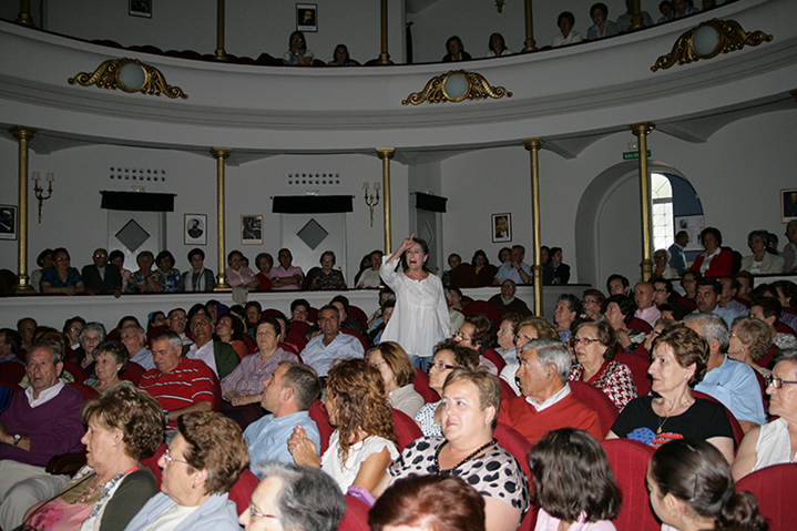 García de Ceca, presentando el acto desde el patio de butacas.