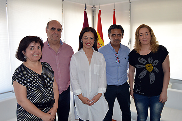 La alcaldesa de Ciudad Real, Pilar Zamora, con miembros de la Federación de Natación de Castilla-La Mancha 