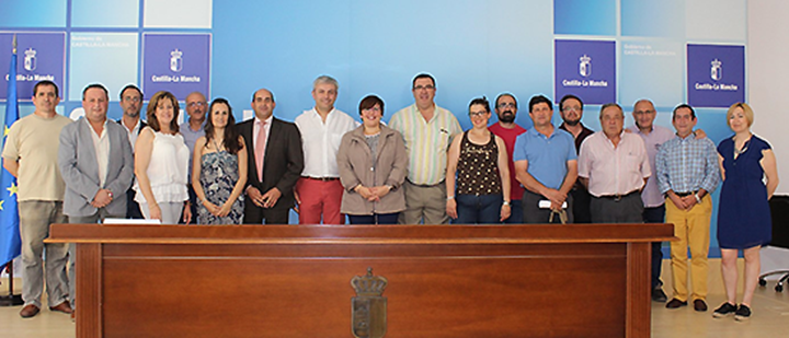 La delegada de la Junta de Comunidades de Castilla-La Mancha en Ciudad Real, Carmen Olmedo, posa con los alcaldes que han suscrito el convenio