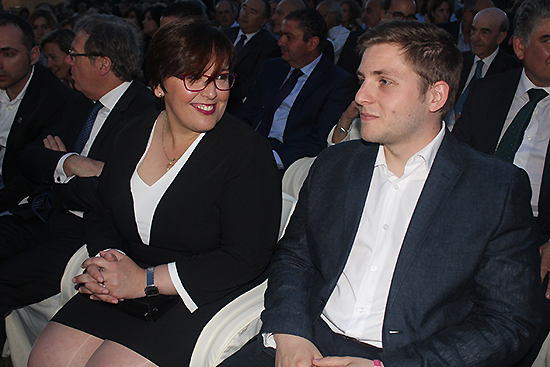 La delegada de la Junta de Comunidades de Castilla-La Mancha en Ciudad Real, Carmen Olmedo, junto con el portavoz del gobierno regional Nacho Hernando, durante la gala organizada por la cadena ser para celebrar su 25 aniversario