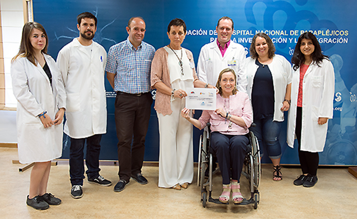 El presidente del Club Natación Máster Torrijos, José Carlos Romero; la gerente del Hospital de Parapléjicos, Blanca Parra y la presidenta de ADEMTO, Begoña Aguilar con los investigadores del laboratorio de Neuroinmuno-Reparación del Hospital de Parapléjicos