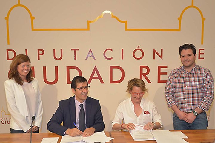 El presidente de la Diputación, José manuel Caballero, ha firmado un convenio con la directora de la Fundación del festival, Natalia Menéndez