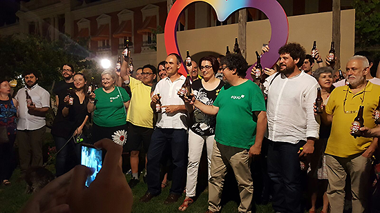 Unidos Podemos inició la campaña electoral con botellines de cerveza