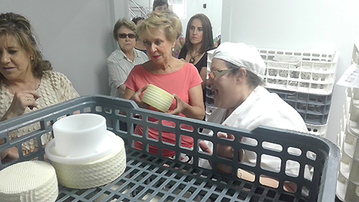 · La candidata del PP al Congreso por Ciudad Real Carmen Quintanilla ha visitado una empresa de quesos en Torralba de Calatrava