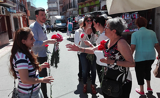 El candidato del PSOE al senado por la provincia de Ciudad Real, Luis Rubio, ha hecho campaña hoy en el mercadillo de Porzuna