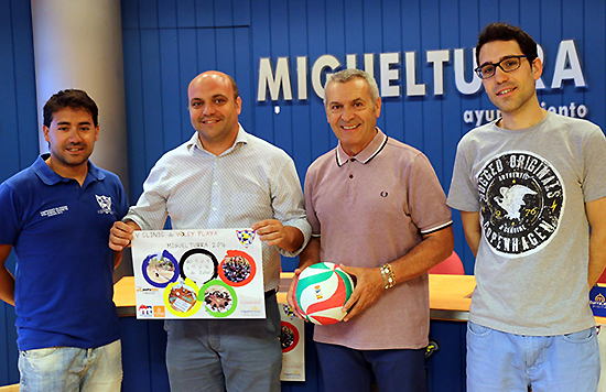 El concejal de Deportes del ayuntamiento de Miguelturra, José Félix Martín, acompañado del presidente del club ADV, Manuel de la Torre, y de Jesús Nieto director del Clinic, han presentado el torneo
