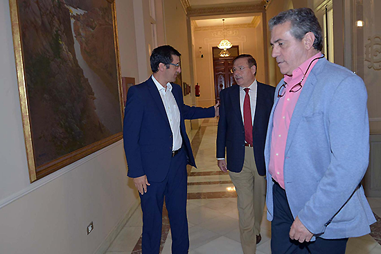 El presidente de la Diputación, José Manuel Caballero, saluda a los presidentes de las asociaciones provinciales de Empresarios de Hostelería y de Industrias Vitivinícolas, José Crespo García y Alfonso Monsalve Muñoz, a su llegada a la diputación