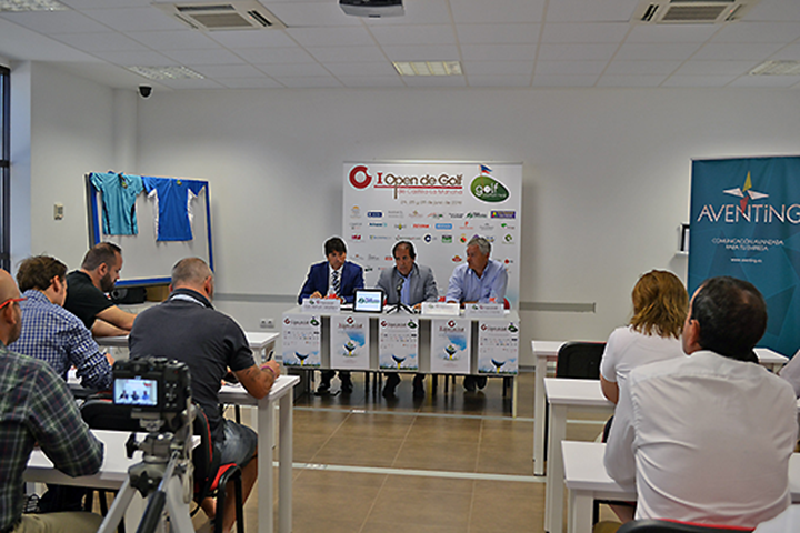 El presidente del Club Golf Ciudad Real, Juan Jos&eacute; Poblete Guerrero, en el centro, ha presentado la competici&oacute;n
