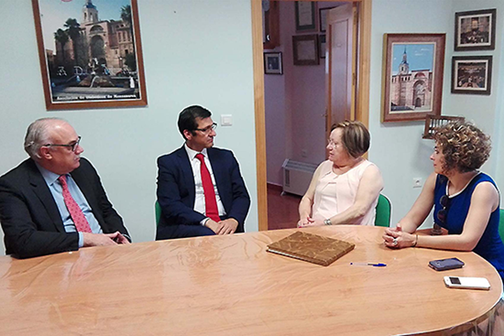 El presidente de la diputación, José Manuel Caballero ha visitado las instalaciones de la asociación en Manzanares