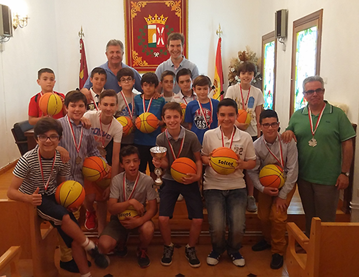 El equipo posa con el alcalde, Pedro Casas, y el concejal de deportes, Juan Jos&eacute; Rescalvo, en el ayuntamiento