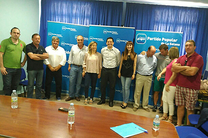 En el centro de la imagen el candidato del PP de Ciudad Real al Senado Miguel Ángel Valverde