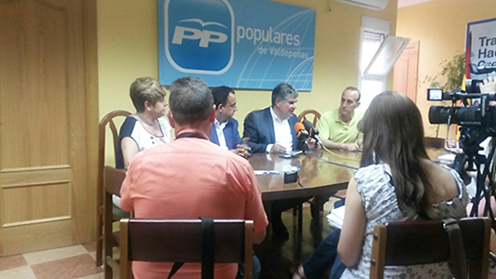 presidente provincial del PP y candidato número uno al Senado, Carlos Cotillas,  en rueda de prensa en Valdepeñas