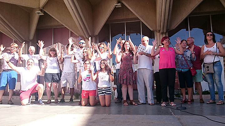 La concejala de Acción Social del Ayuntamiento de Ciudad Real, Matilde Hinojosa, junto con la concejala de Juventud y Participación Ciudadana, Sara Martínez, esta tarde en la conmemoración del Día Nacional de las Lenguas de Signos Españolas