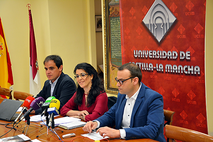 Isidro Peña, coordinador de las pruebas de acceso a la universidad, Ana carretero, vicereectora de estudiantes y Responsabilidad Social y Jesús David Sánchez de Pablo, presidente del Tribunal Único de la PAEG, han presentado la prueba