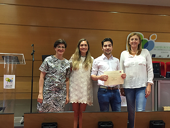 En el centro el ganador del premio posa con su diploma