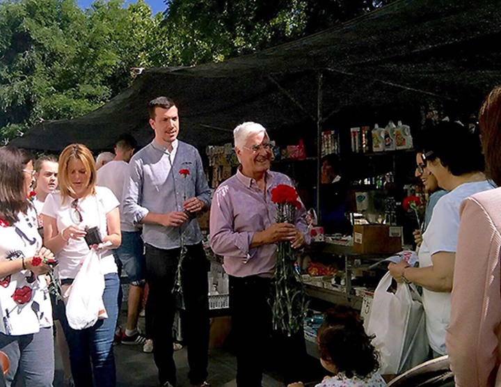 José maría barreda, candidato del PSOE de Ciudad Real al congreso de los diputados, ha hecho campaña hoy en el mercadillo de Villarubia de los Ojos