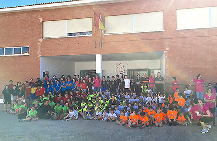 Escolares y profesores posando junto a miembros del cuerpo de Protección Civil