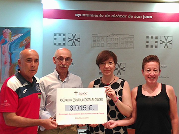 La alcaldesa, Rosa melchor, ha hecho entrega del cheque